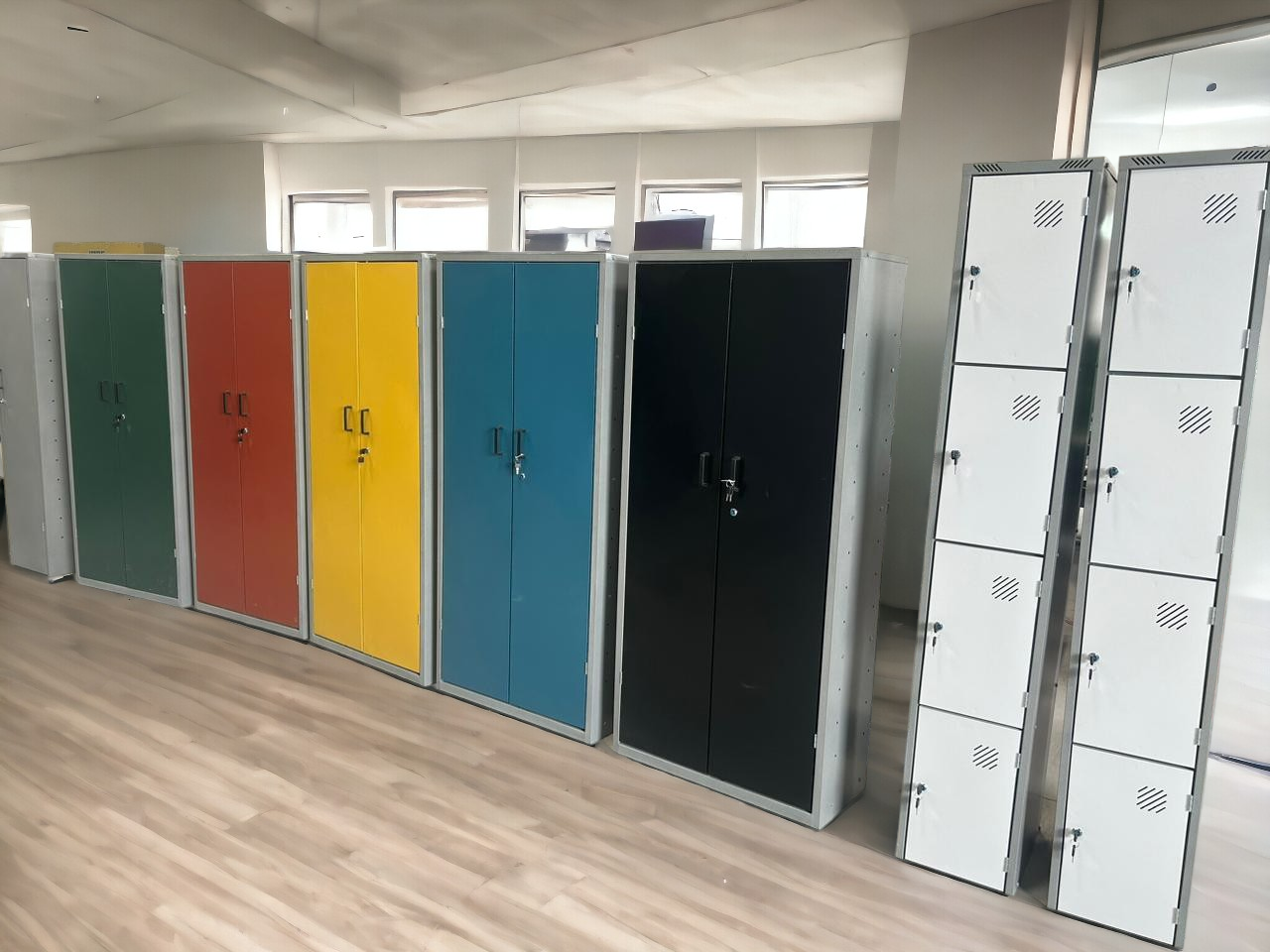 Armários de aço multiuso Macro Estantes em diversas cores, prontos para entrega